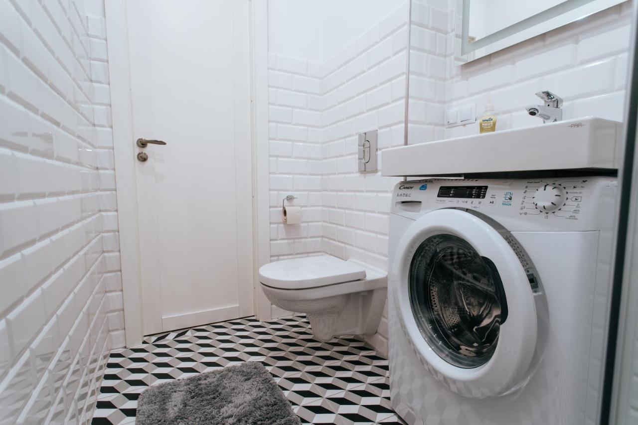 Stylish Latvian-Style Studio Apartment Near City Center, Parks, Cafes & Public Transit リガ エクステリア 写真